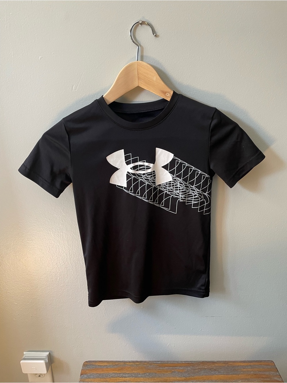 Under Armour Black Short Sleeve Tee with White Logo Graphic - boys size 7